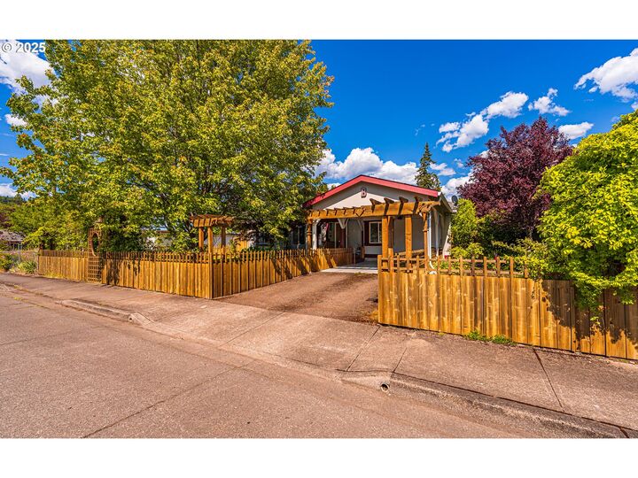 Property Photo:  76375 Fern St  OR 97463 