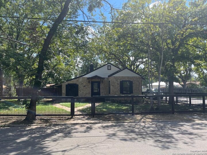 520 Frost  San Antonio TX 78201 photo