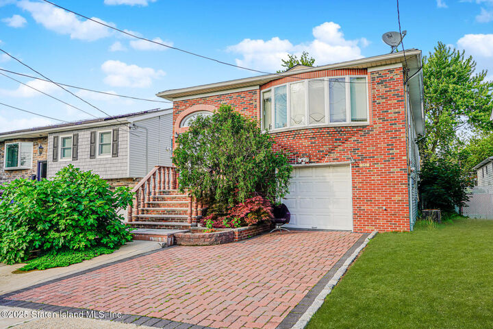 Property Photo:  151 Abingdon Avenue  NY 10308 