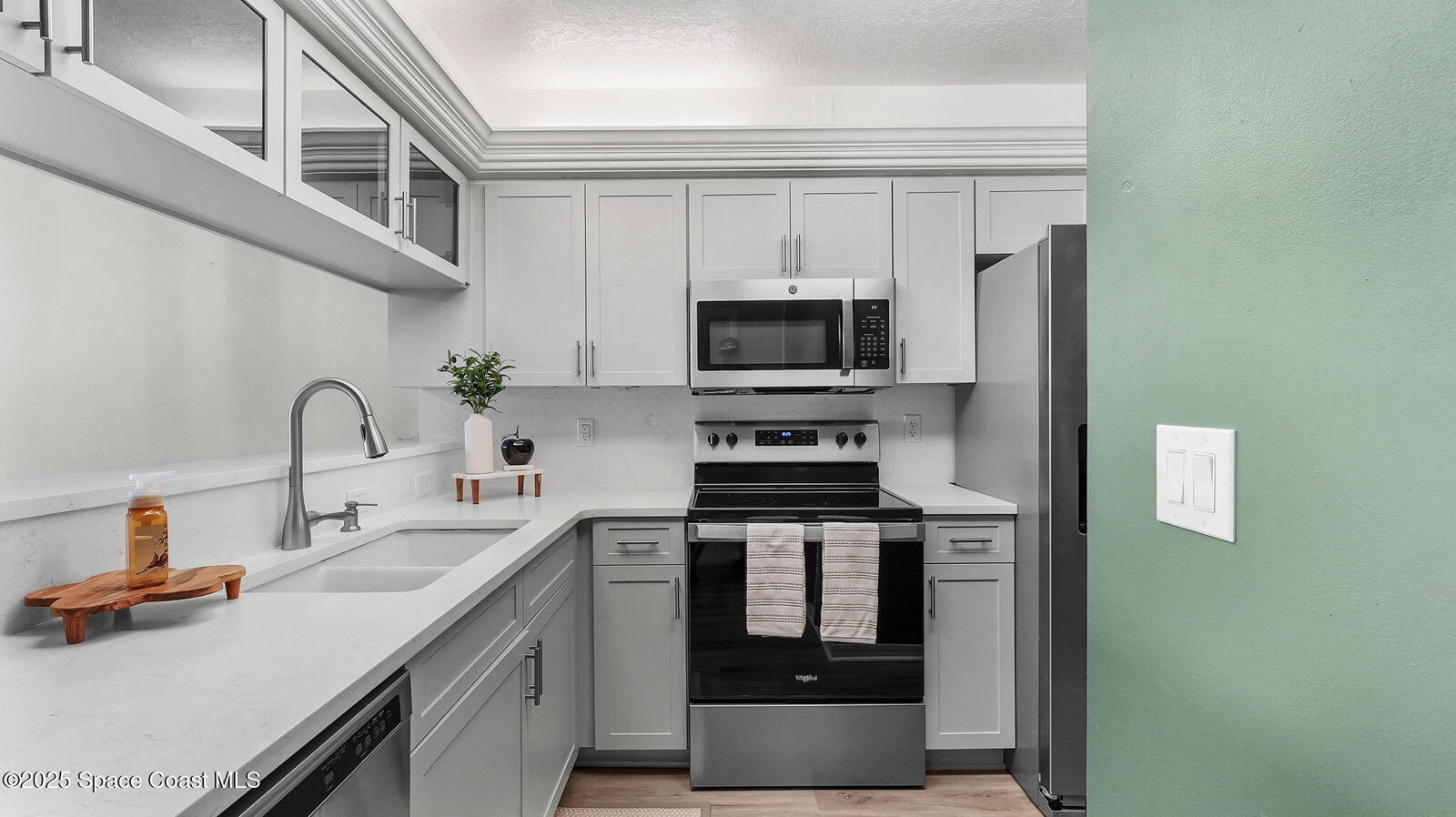 Property Photo:  1420 Huntington Lane  FL 32955 