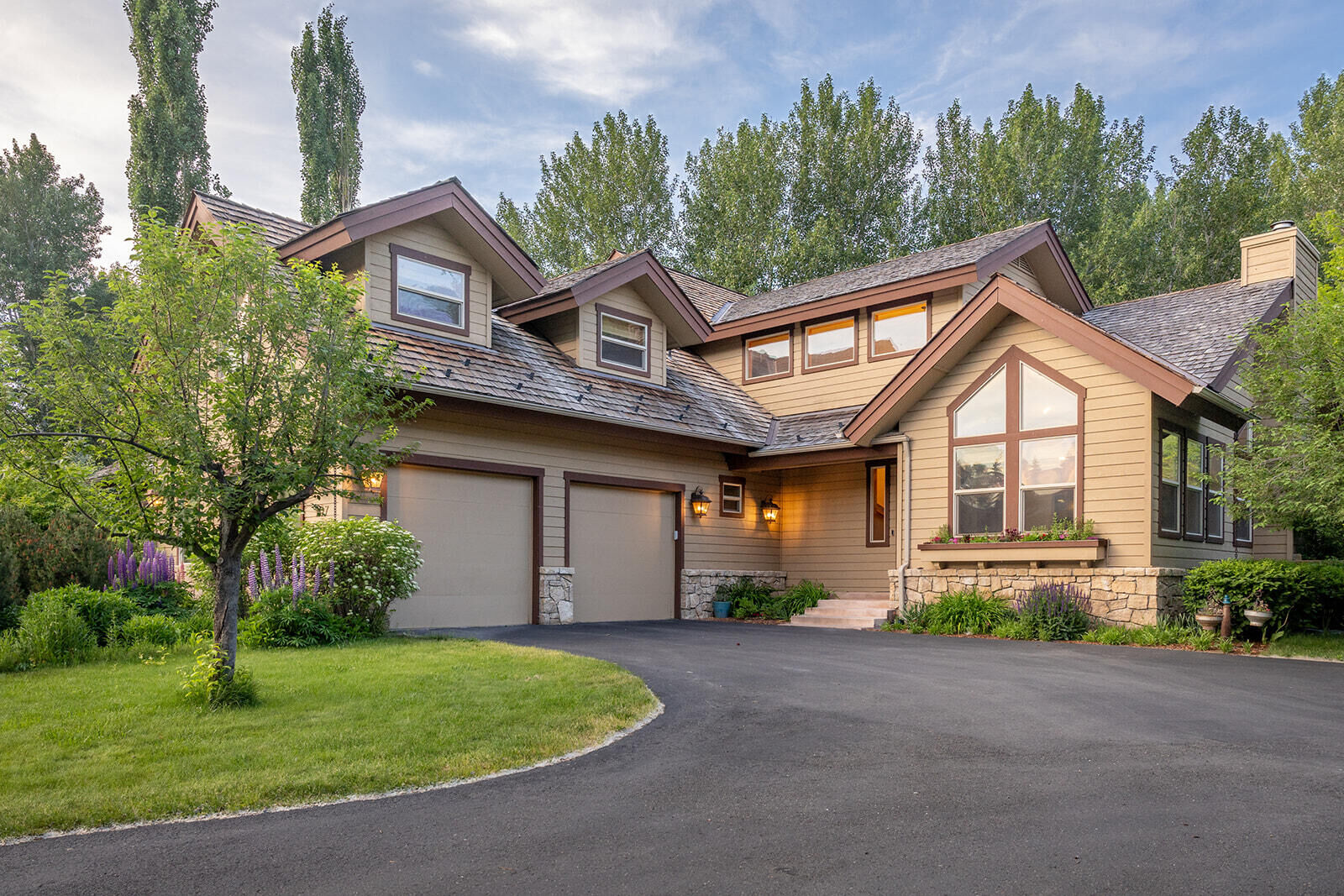 Property Photo: 907 Riverside Dr ID 83313