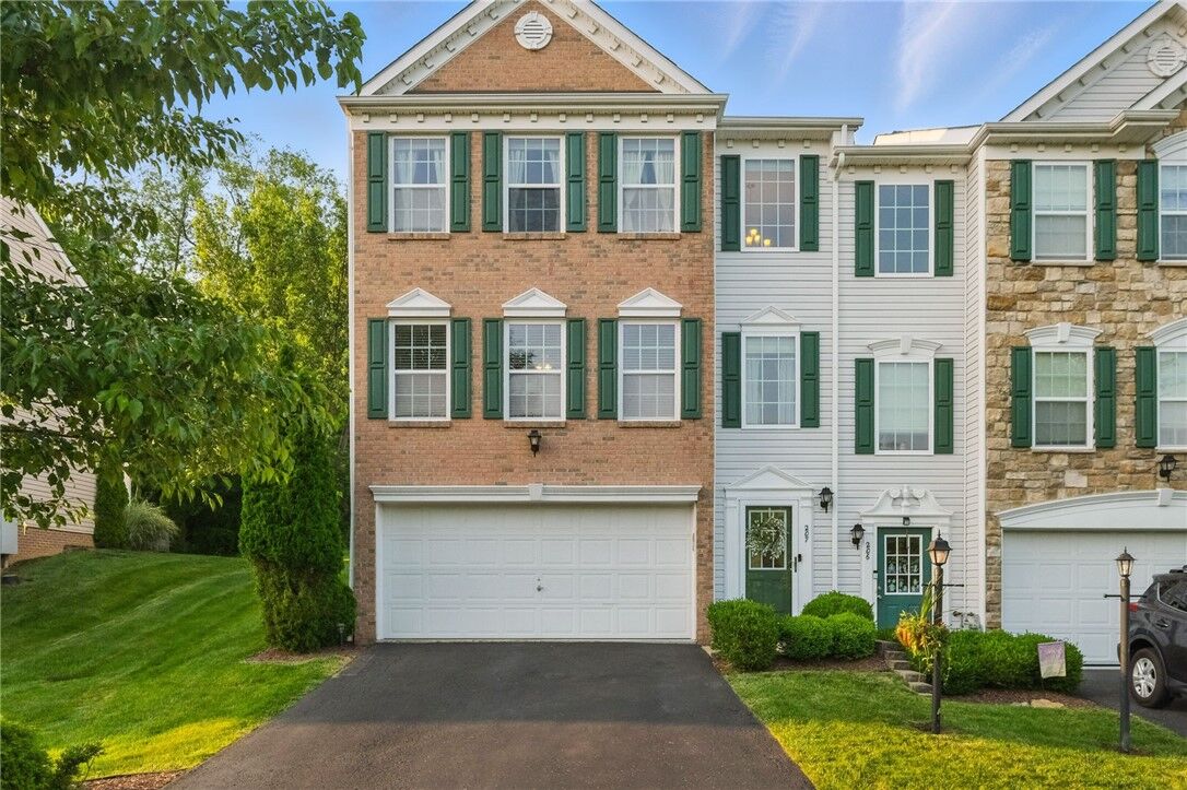 Property Photo: 207 Grace Manor Dr PA 15108