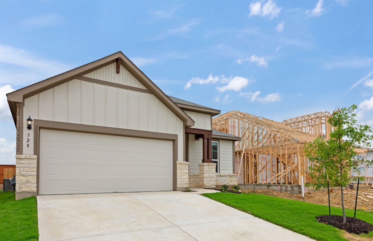 Property Photo: 328 Kapok Street TX 78610