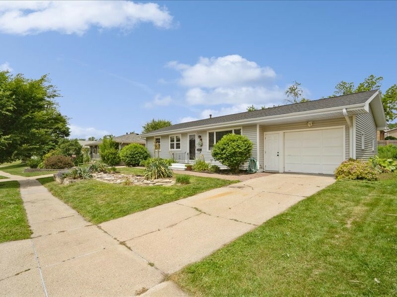 Property Photo: 8 25th Avenue SW IA 52404