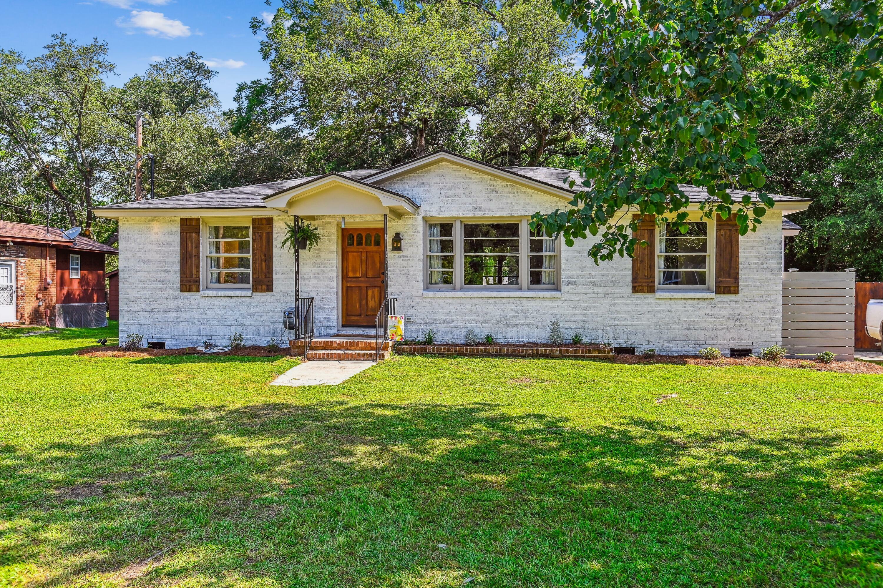 Property Photo:  111 Circle Drive  SC 29485 