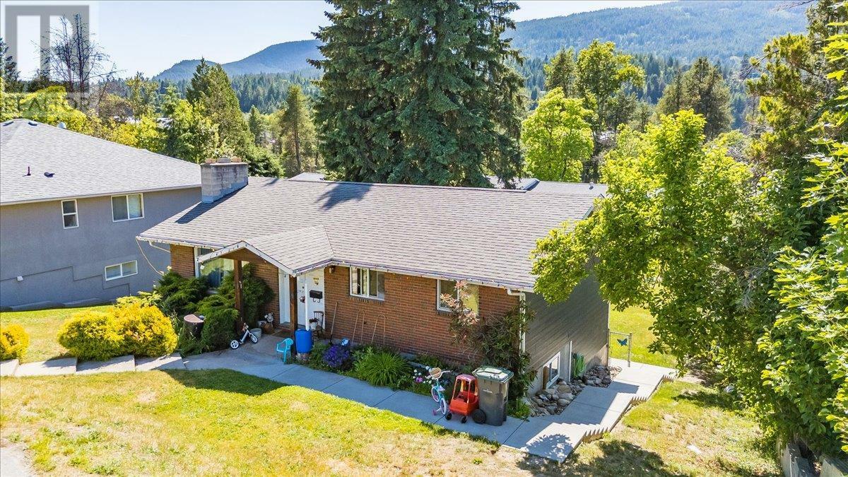 1916 Riverside Crescent  Castlegar BC V1N 3W6 photo
