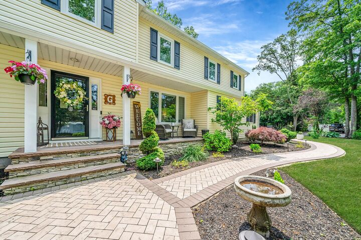 Property Photo:  6 Pine Street N  NY 11755 