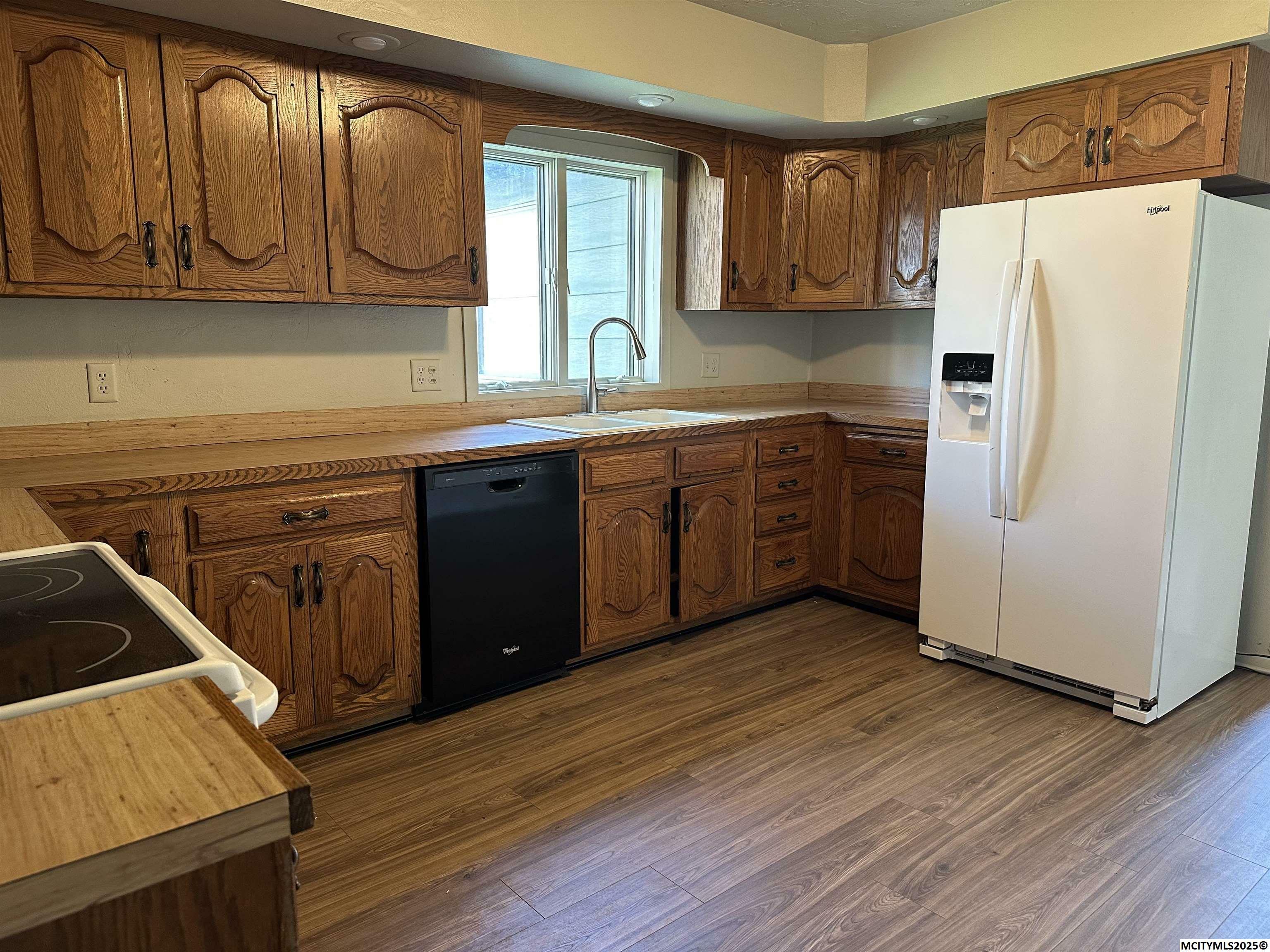 Property Photo: 304 N 10th St IA 50459