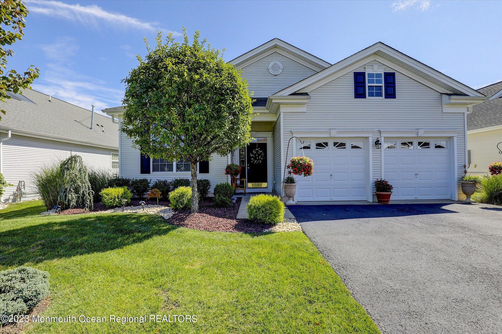 Property Photo:  3 Danbury Court  NJ 08527 