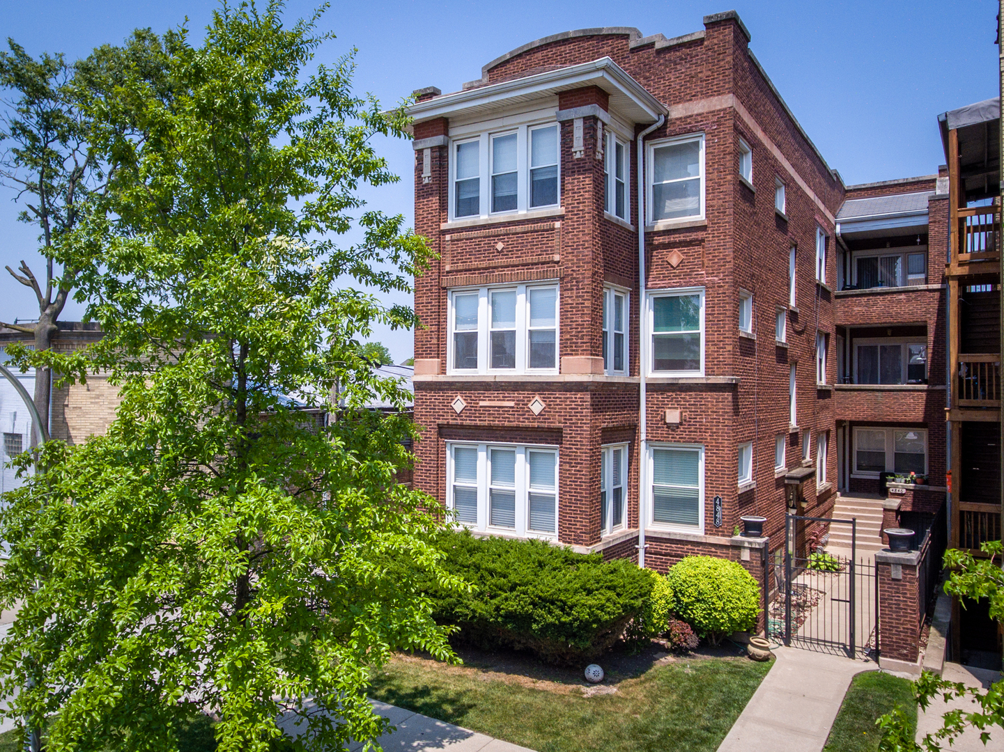 Property Photo: 4848 W Belle Plaine Avenue 2R IL 60641