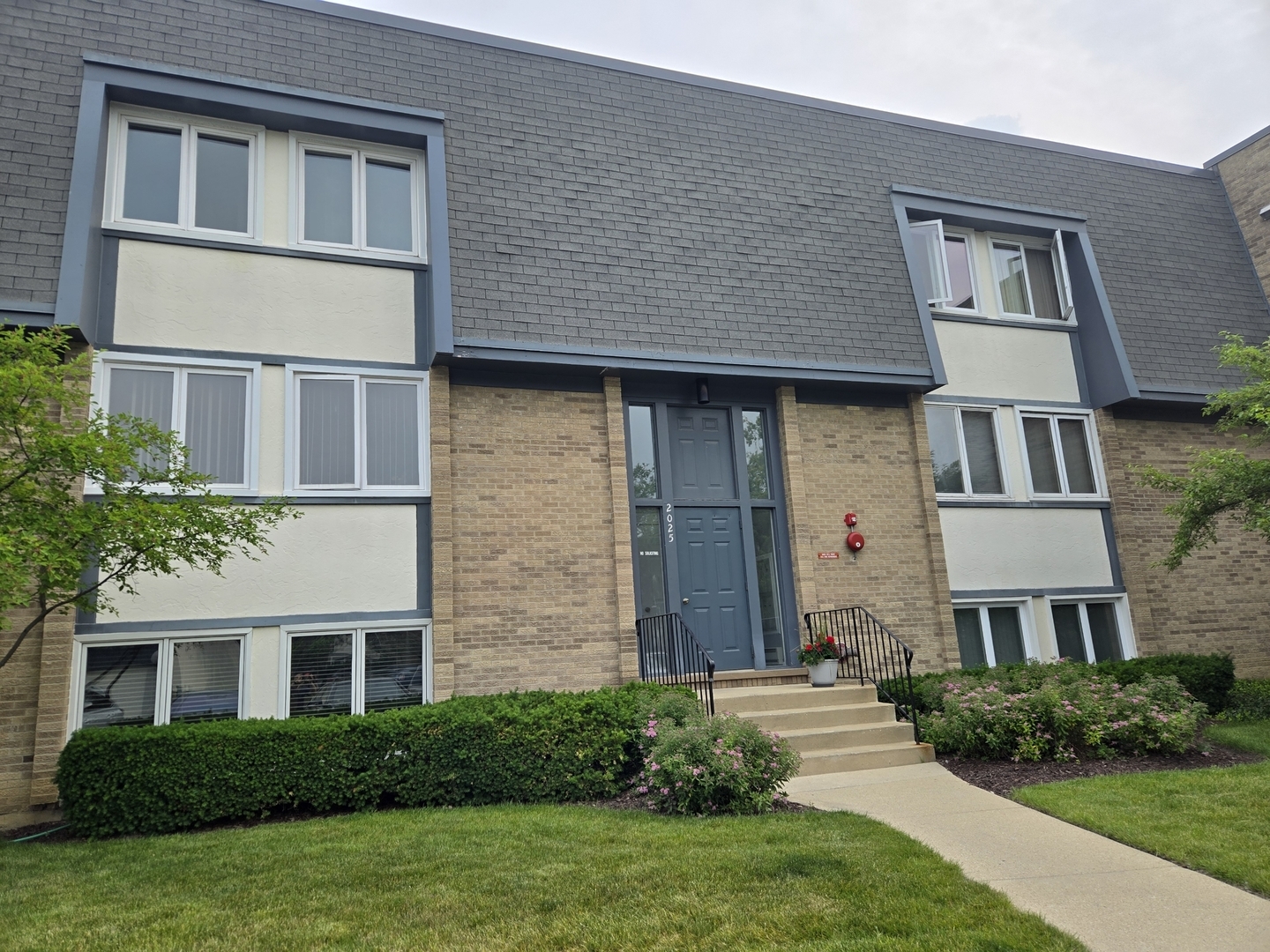 Property Photo: 2025 Ammer Ridge Court 202 IL 60025