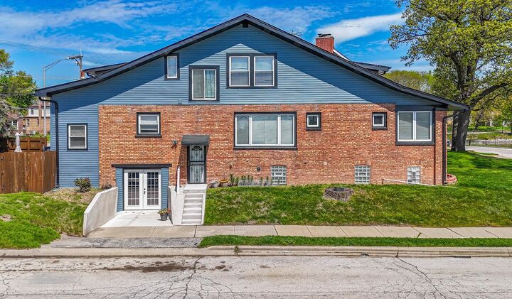9712 W Shore Drive  Oak Lawn IL 60453 photo