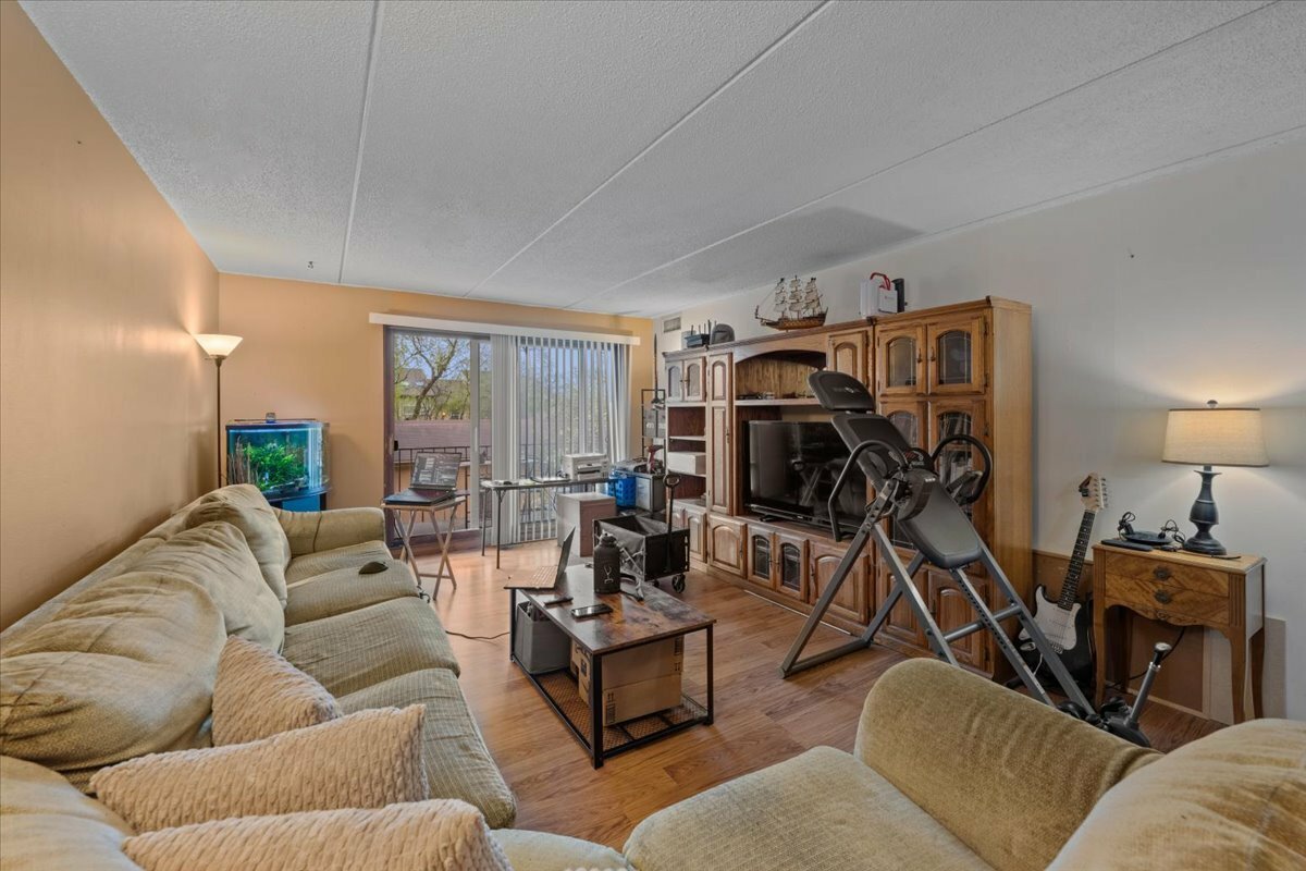 Property Photo: 5S070 Pebblewood Lane G-7 IL 60563