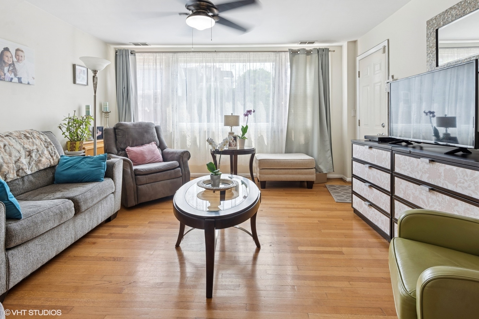 Property Photo: 1140 W Barry Avenue IL 60657
