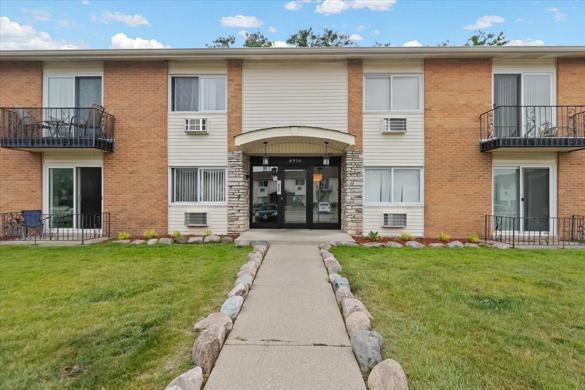 Property Photo: 8916 Kenneth Drive 1E IL 60016