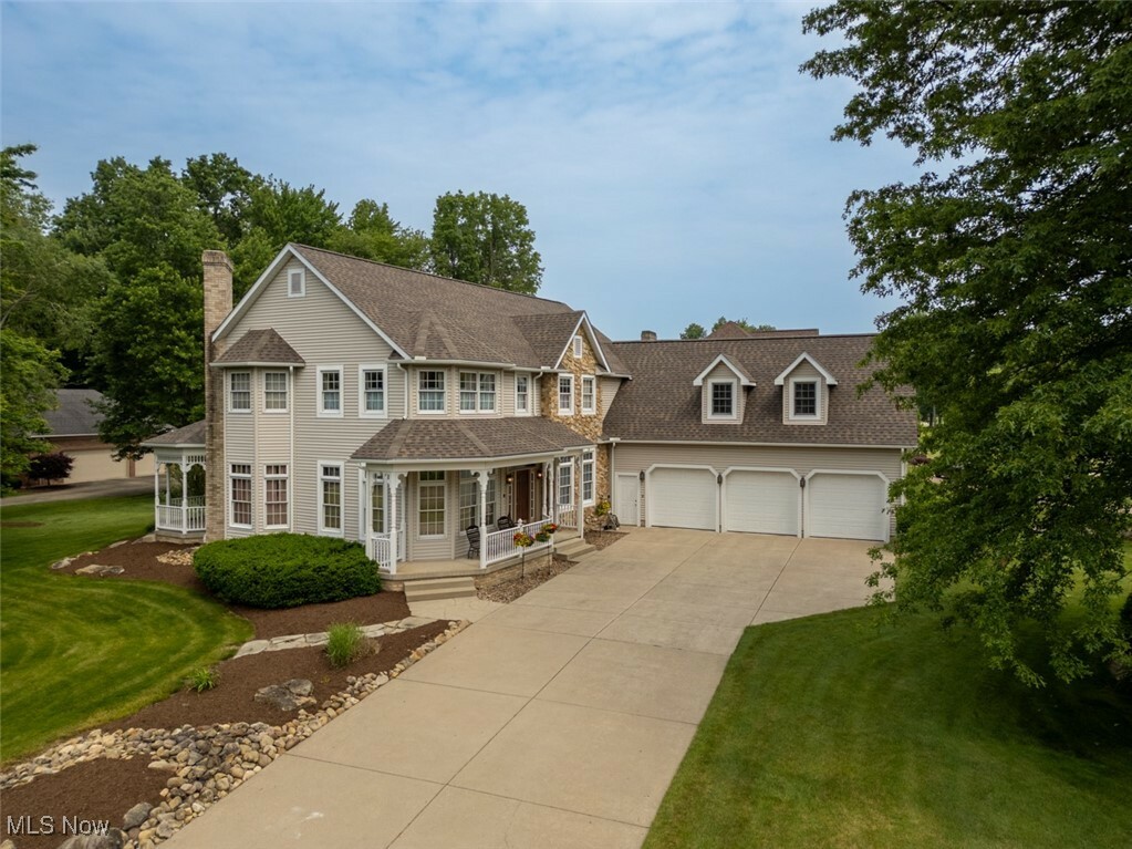 Property Photo: 1015 Cambridge Court NE OH 44484
