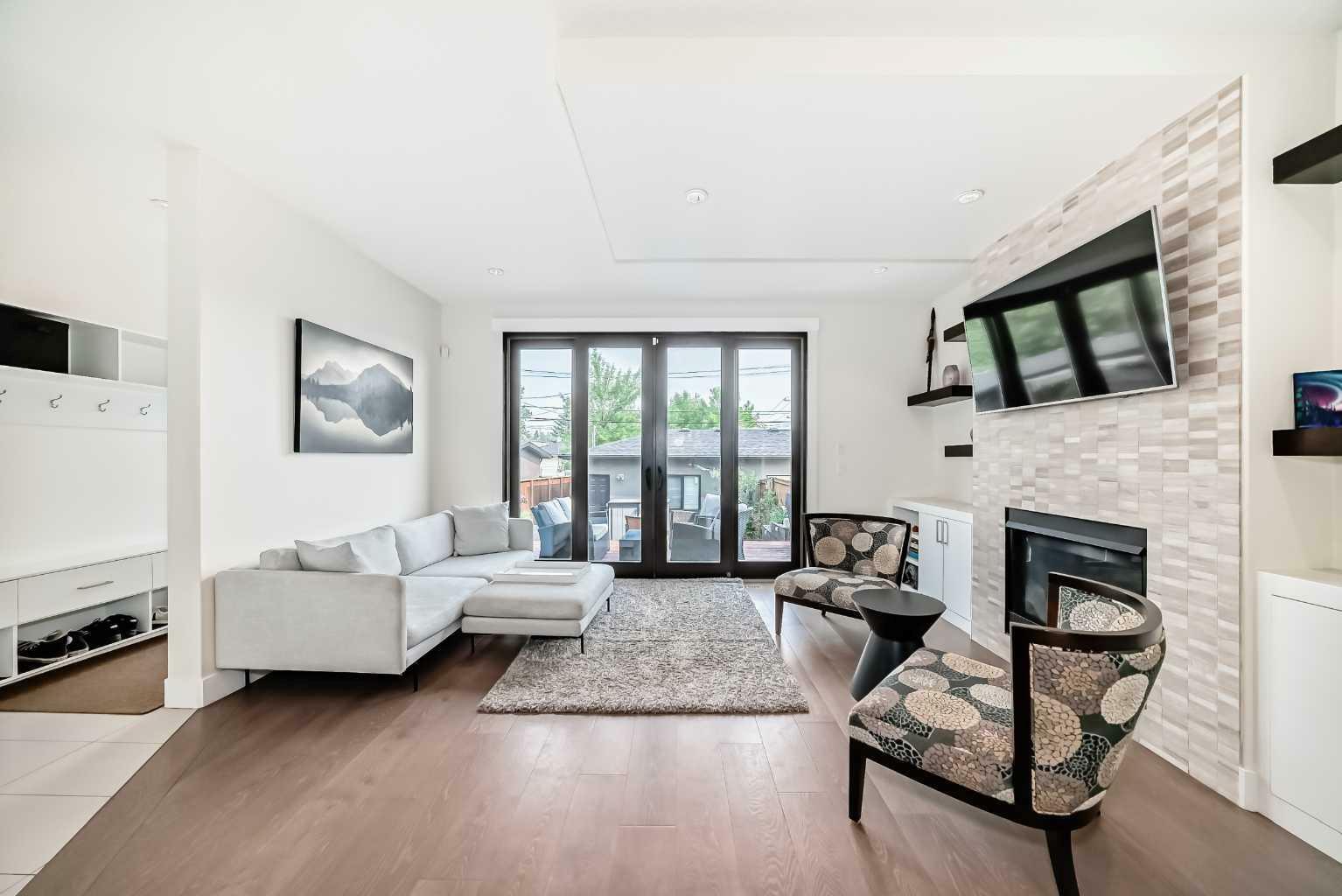 Property Photo:  140 27 Avenue NE  AB T2E 1Z7 