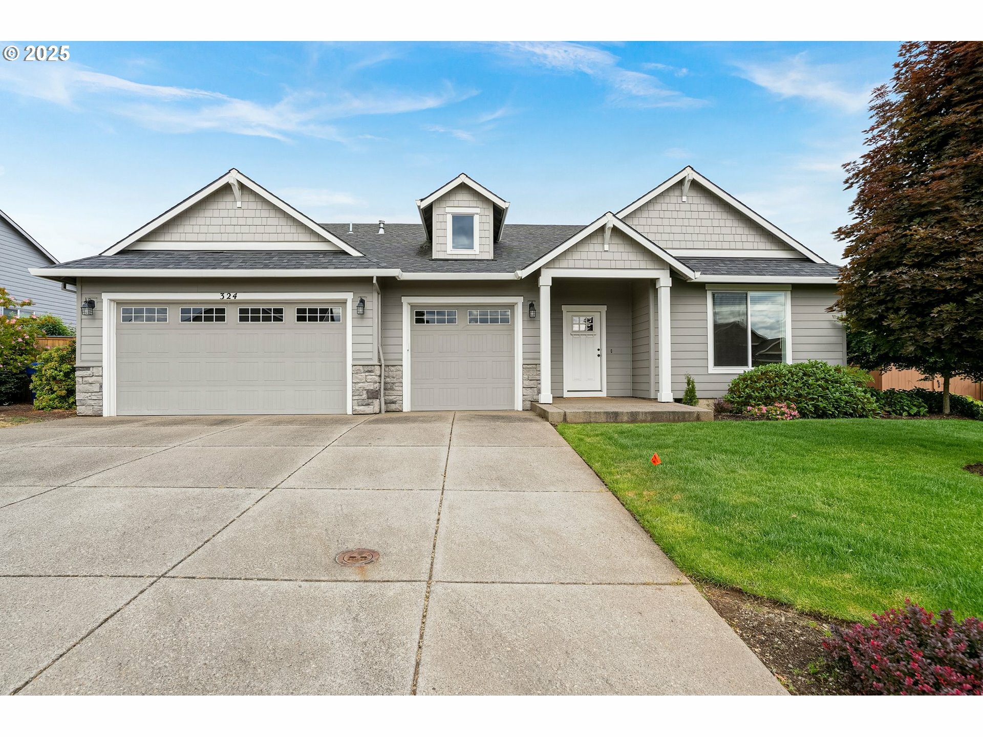 Property Photo: 324 SE Belgian St OR 97385