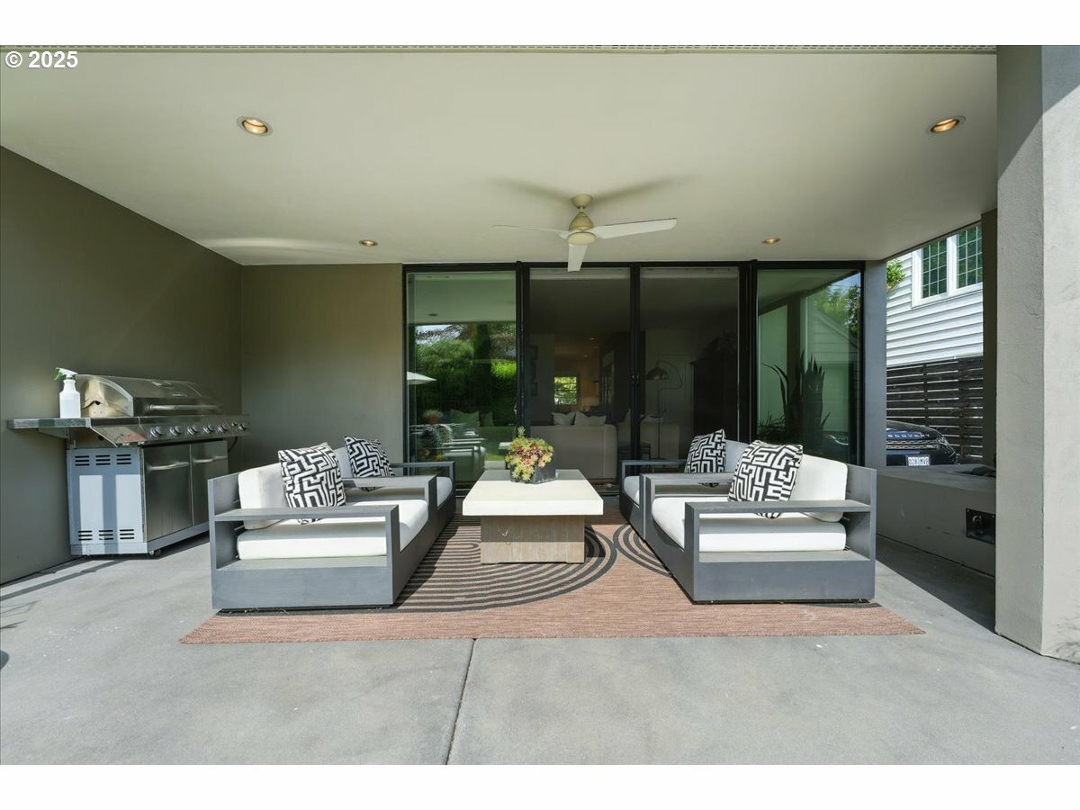 Property Photo: 7338 N Chase Ave OR 97217