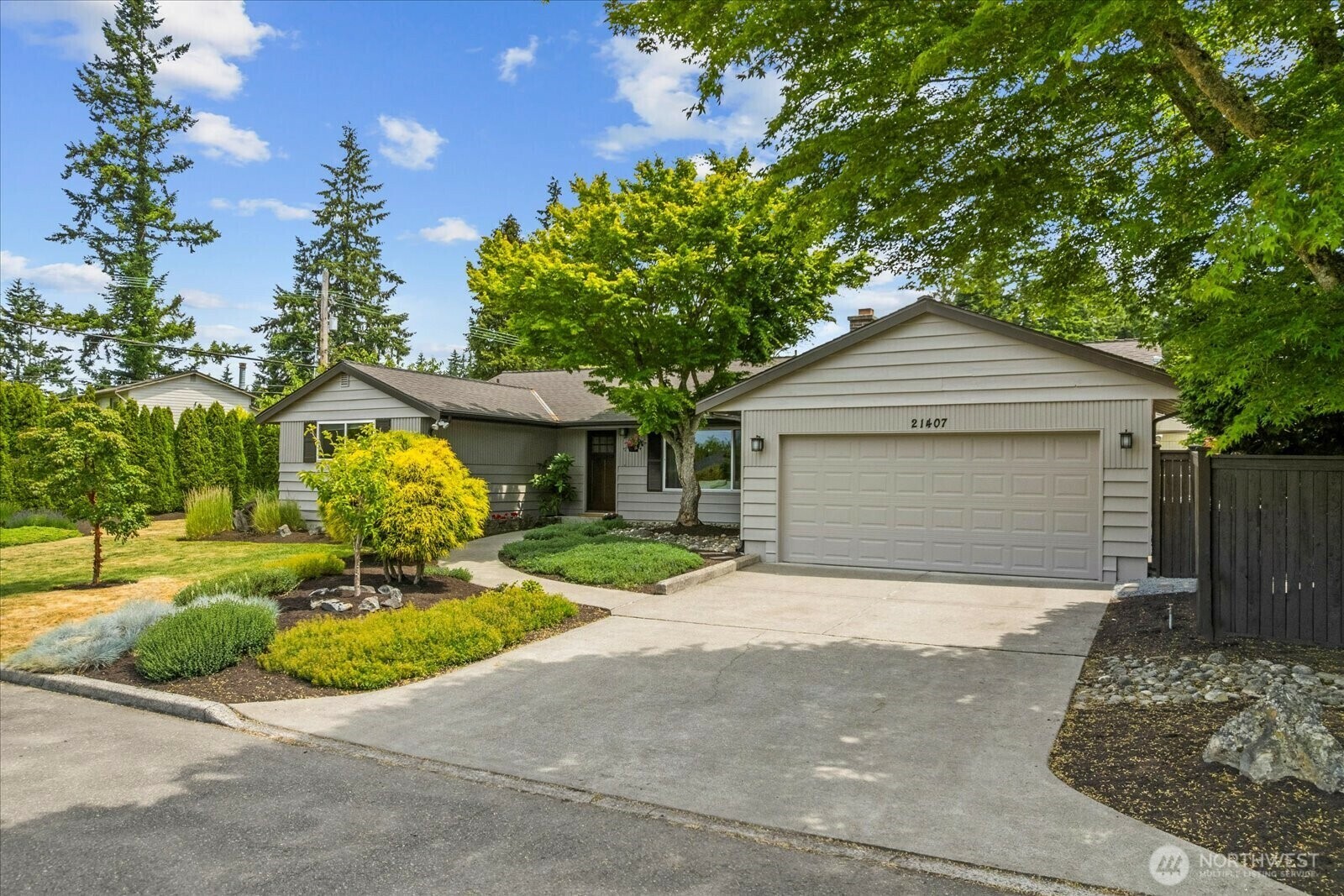 Property Photo: 21407 90th Avenue W WA 98026