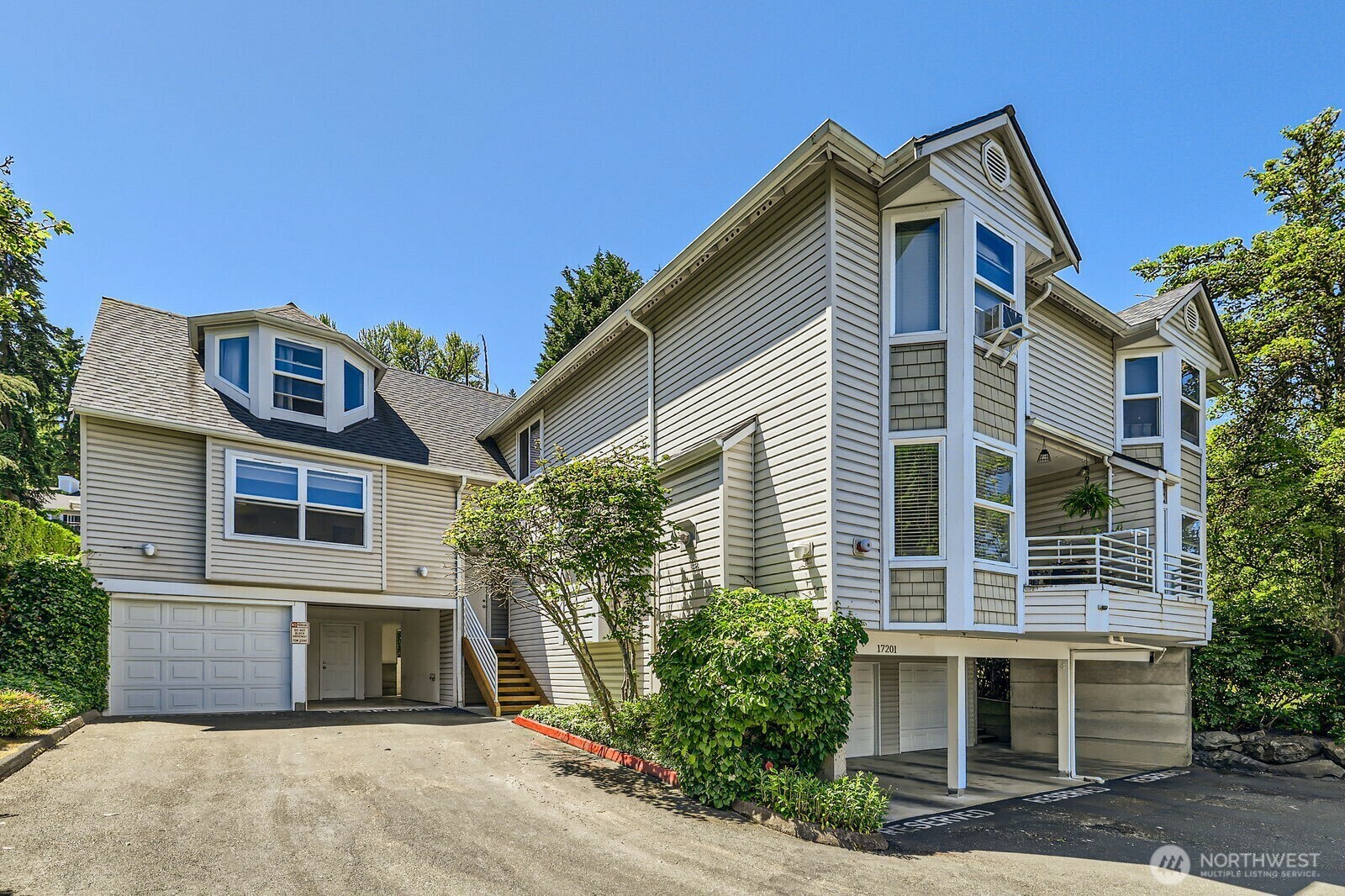 Property Photo: 17201 127th Place NE 101 WA 98072