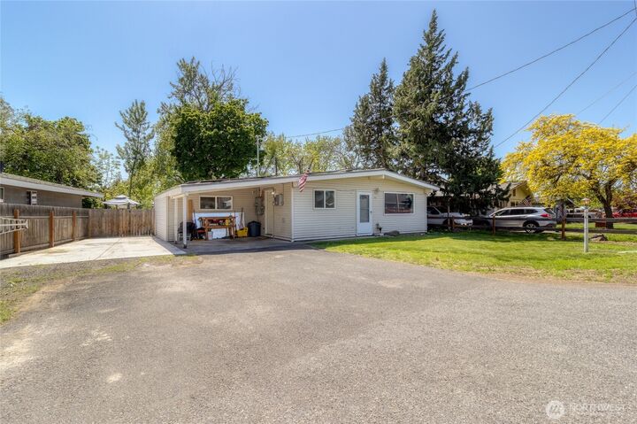 Property Photo:  1918 E Alder Street  WA 99362 