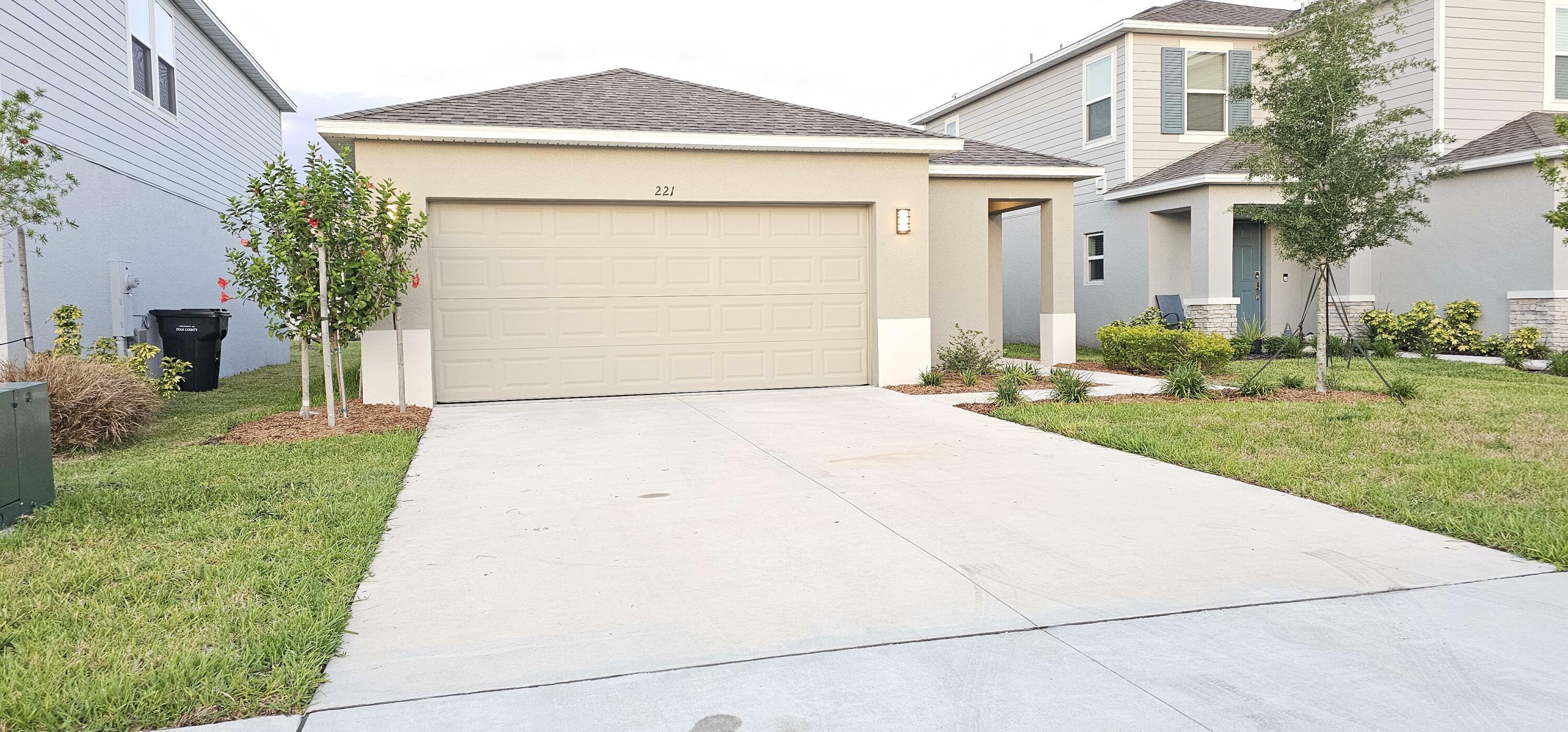Property Photo: 221 Acorn Road FL 33844