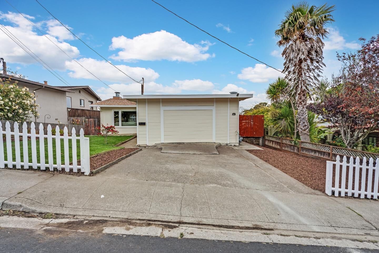 Property Photo:  831 Edgemar Avenue  CA 94044 