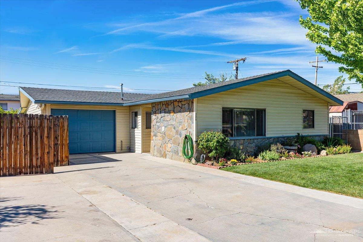 Property Photo: 205 Spruce Street CA 93561