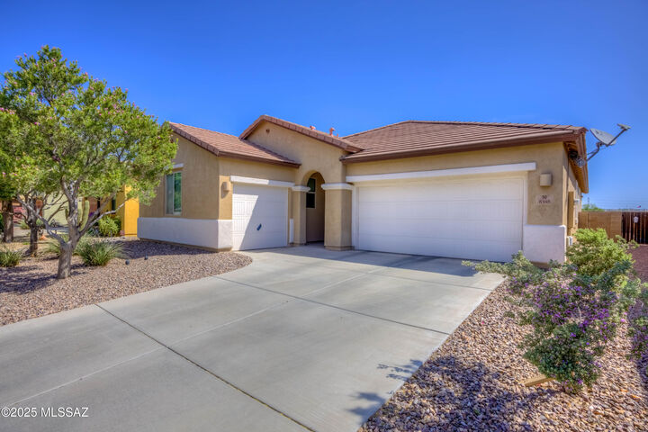 Property Photo: 8348 N Mountain Stone Pine Way AZ 85743