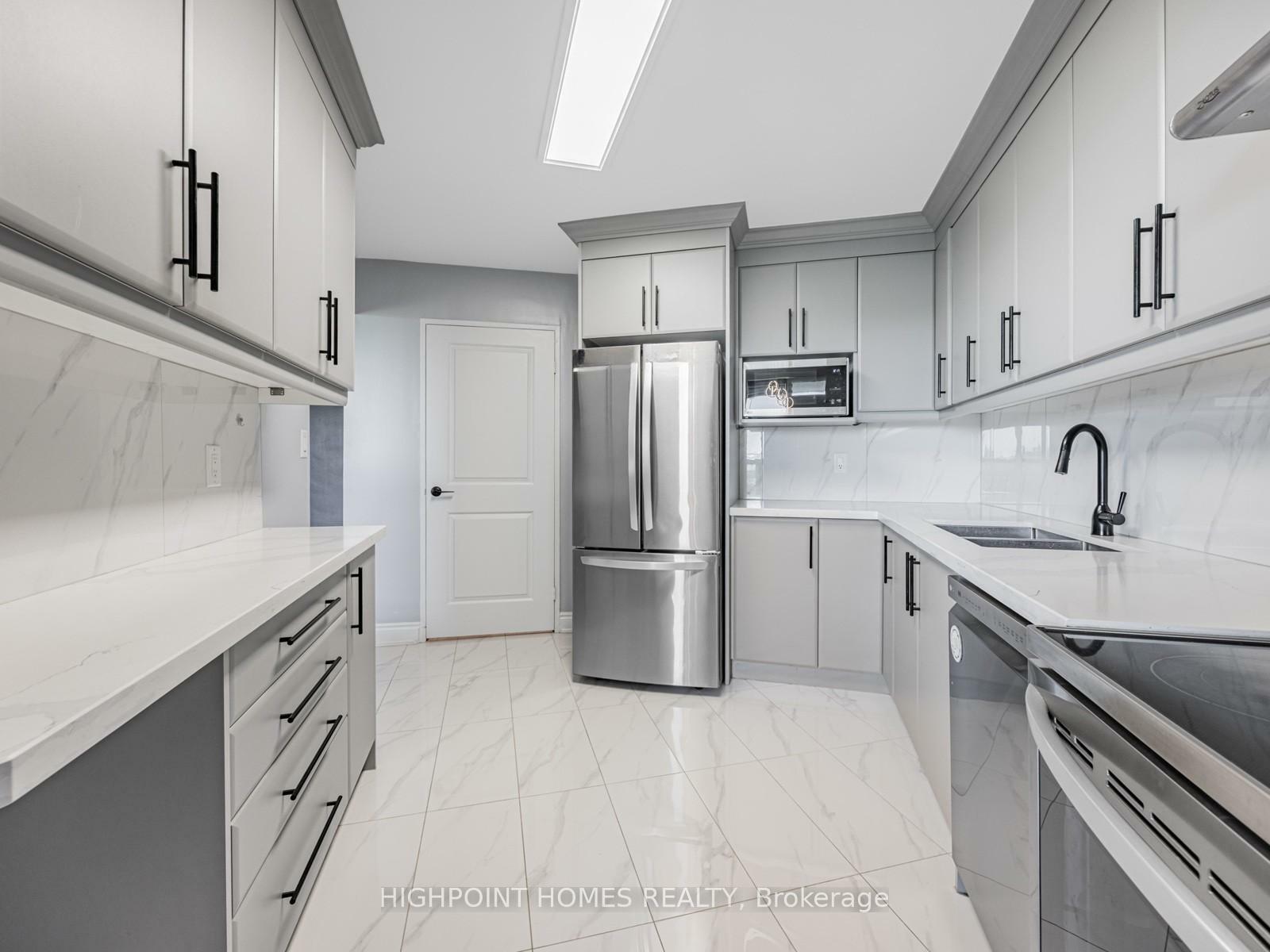 Property Photo: 10 Edgecliff Golfway 919 ON M3C 3A3
