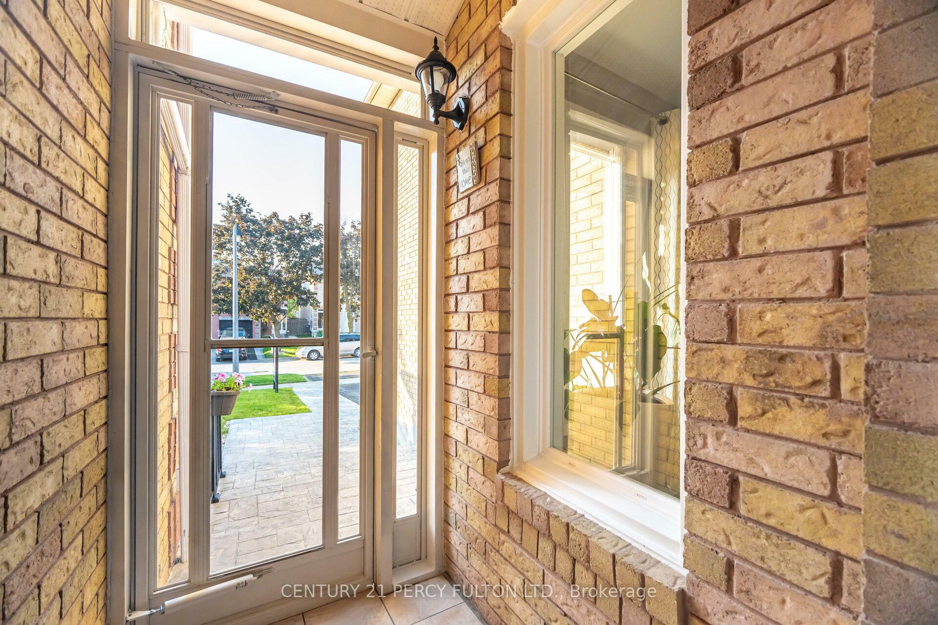 Photo de la propriété:  27 Farmers Avenue  ON L1T 3T1 