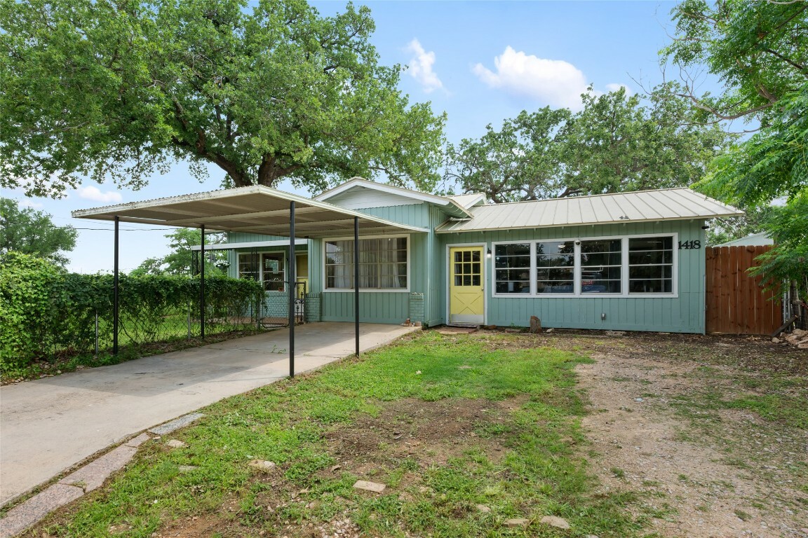 Property Photo: 1418 Kingshill Drive TX 78654
