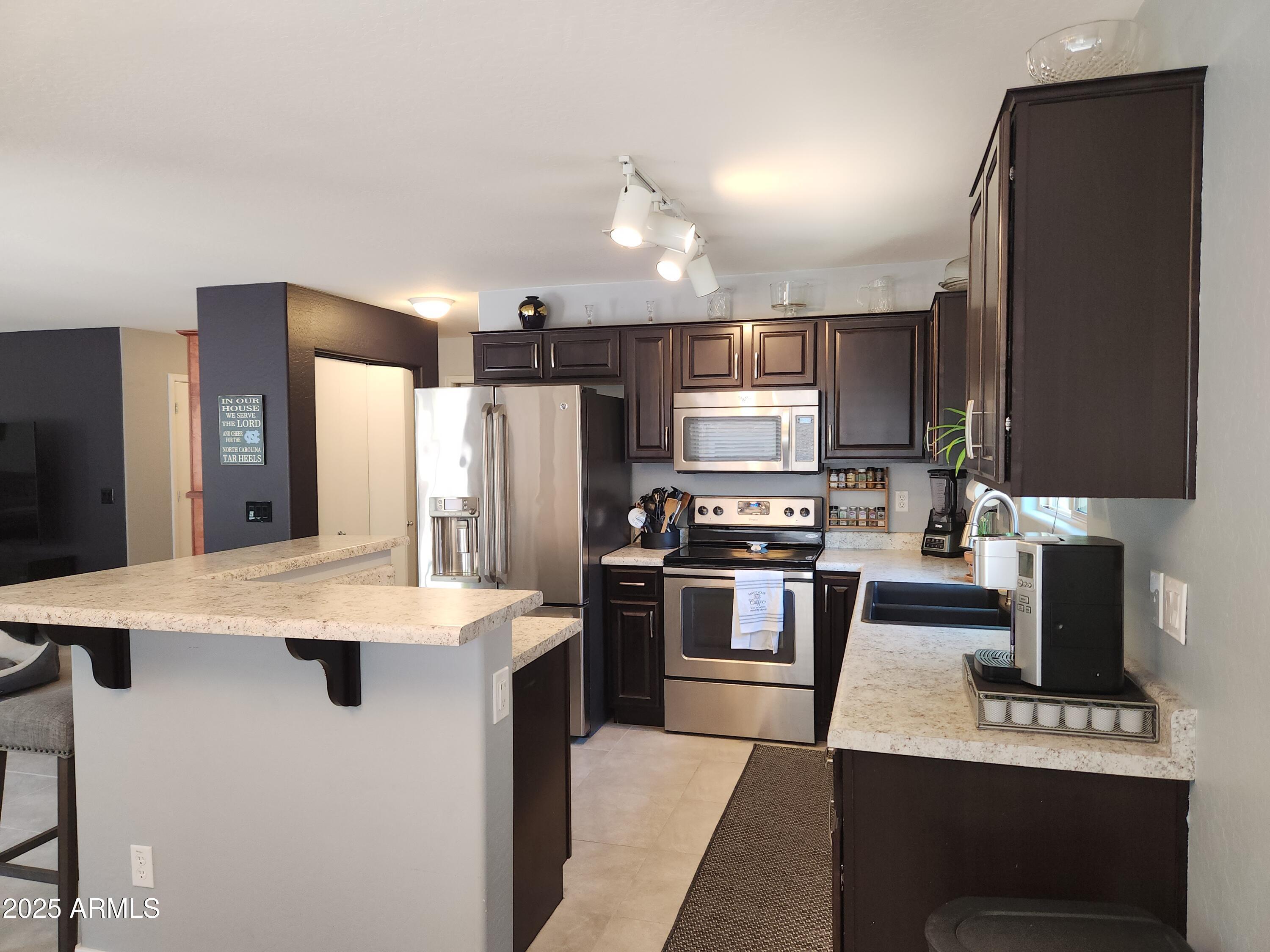 Property Photo: 2317 E Mohave Lane AZ 85119