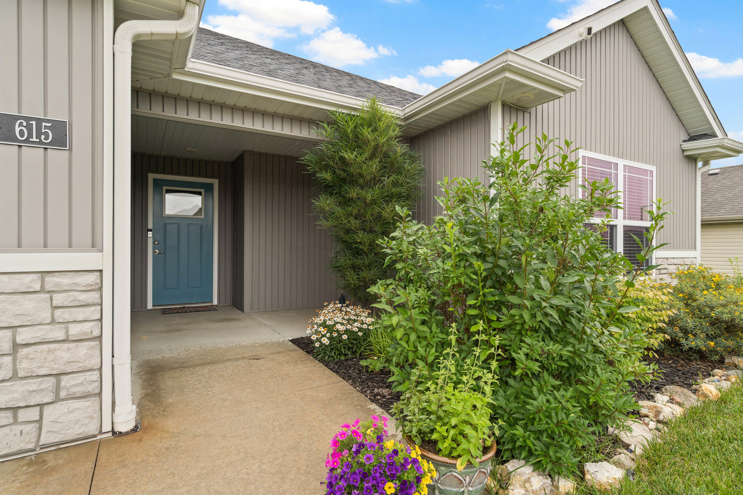 Property Photo: 615 Armitage Dr MO 65202