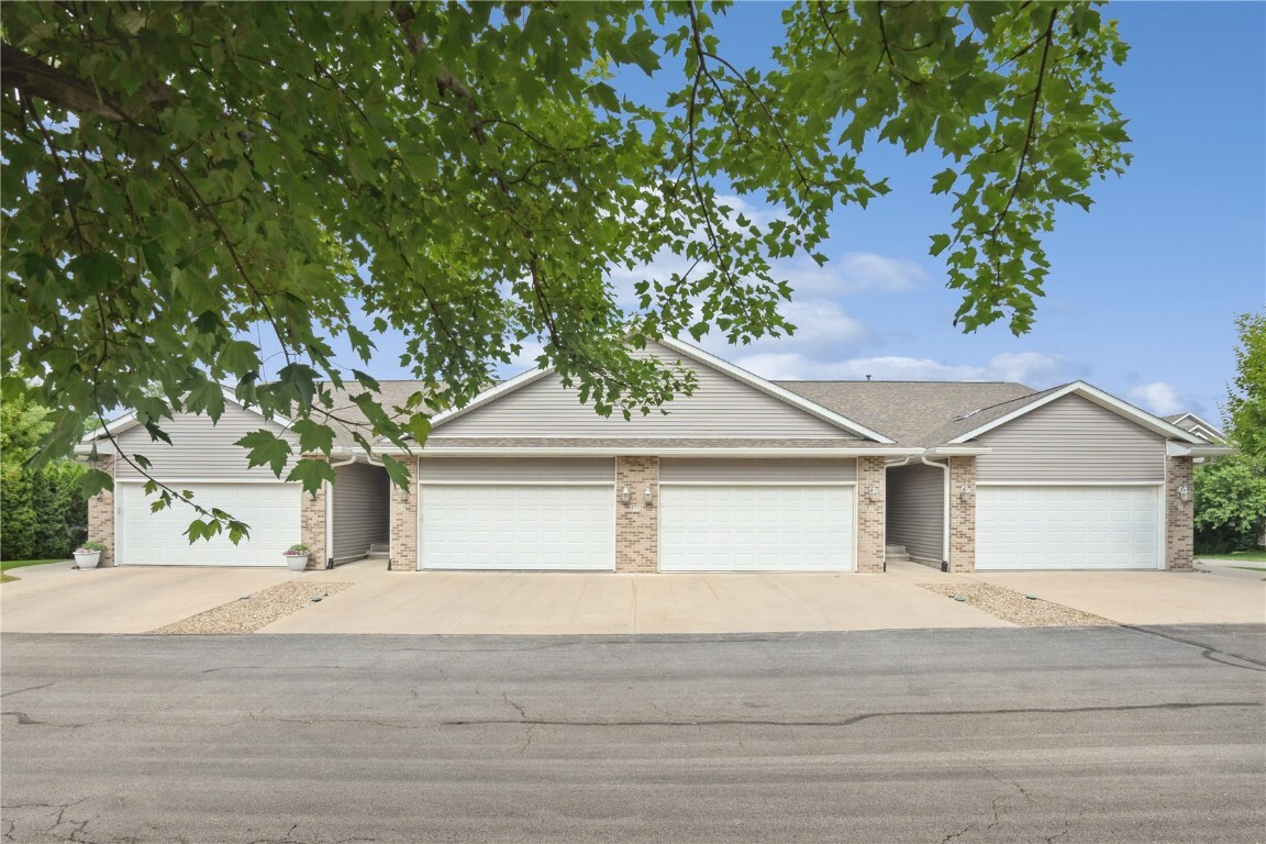 5752 Oakwood Avenue NE 3  Cedar Rapids IA 52402 photo