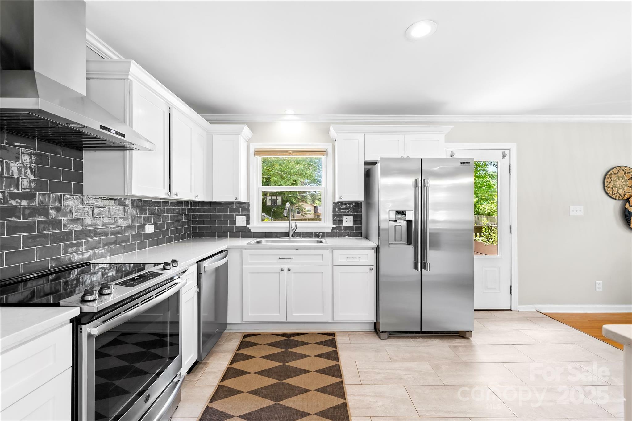 Property Photo: 2919 Dunaire Drive NC 28205