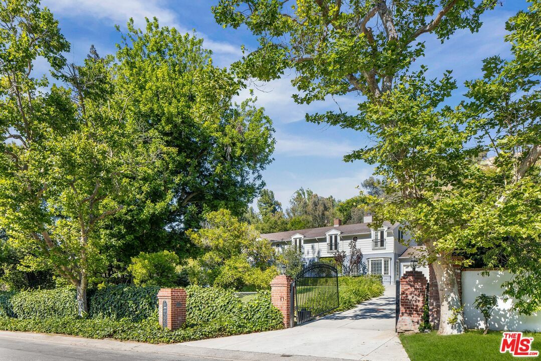 Property Photo: 3734 Longridge Ave CA 91423
