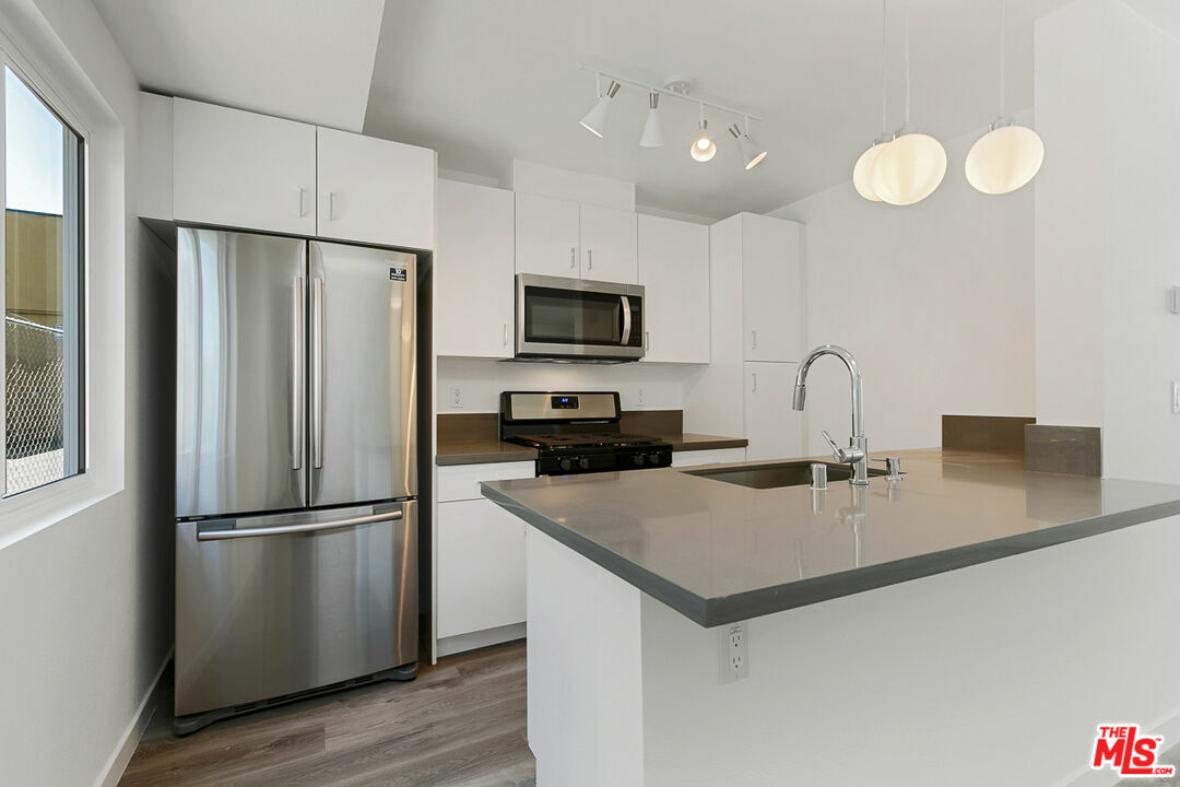 Property Photo: 6736 Woodley Ave CA 91406
