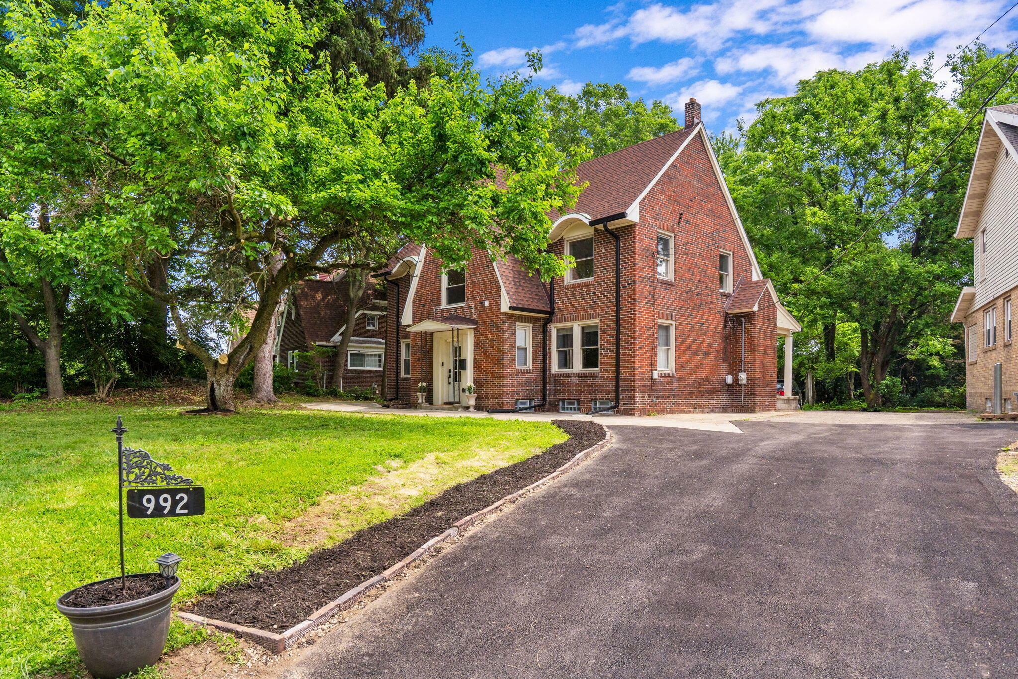 Property Photo: 992 N Nelson Road OH 43219
