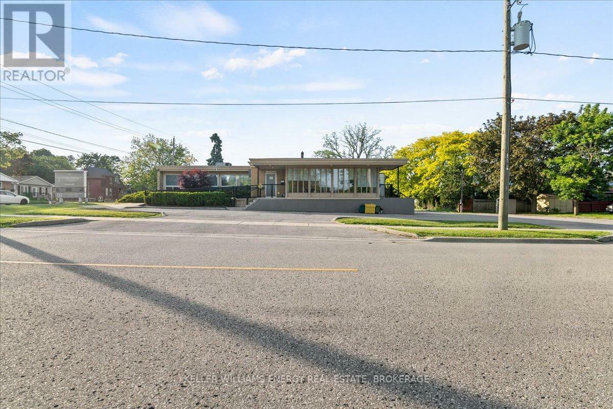 Property Photo:  619 Brock Street South  ON L1N 4L1 