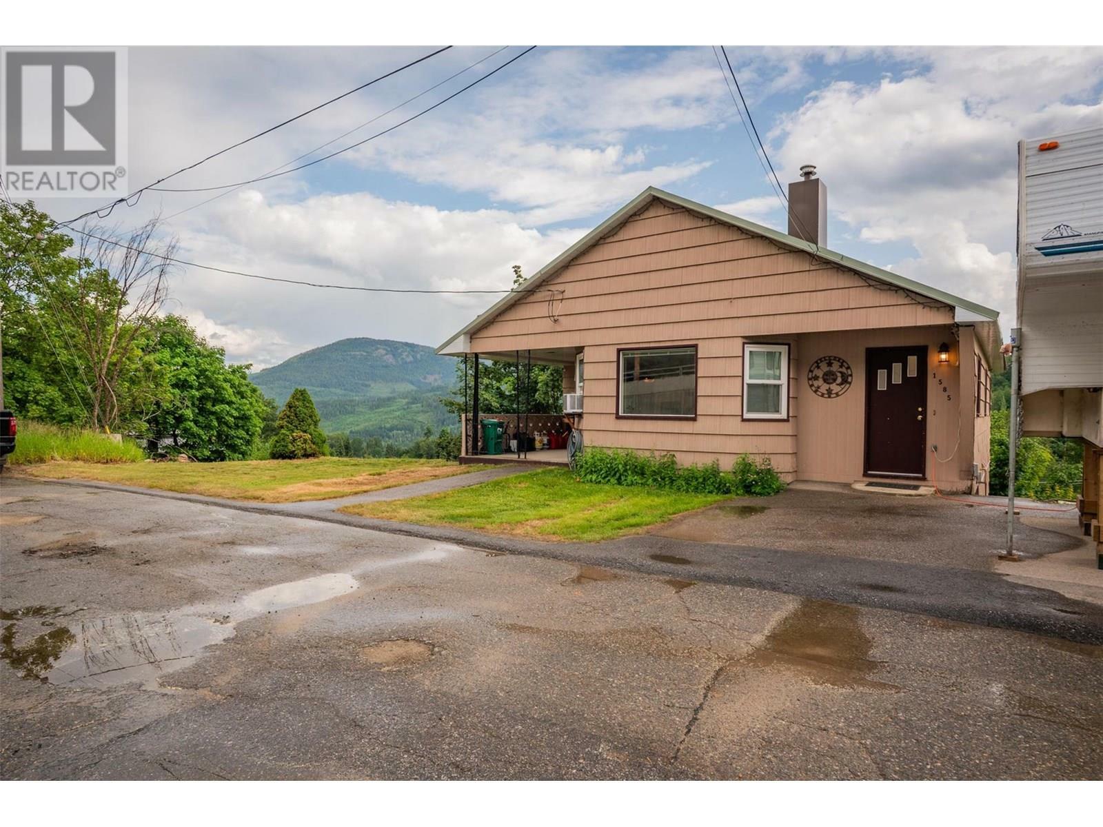 Property Photo: 1585 Dunn Crescent BC V0G 1Y0