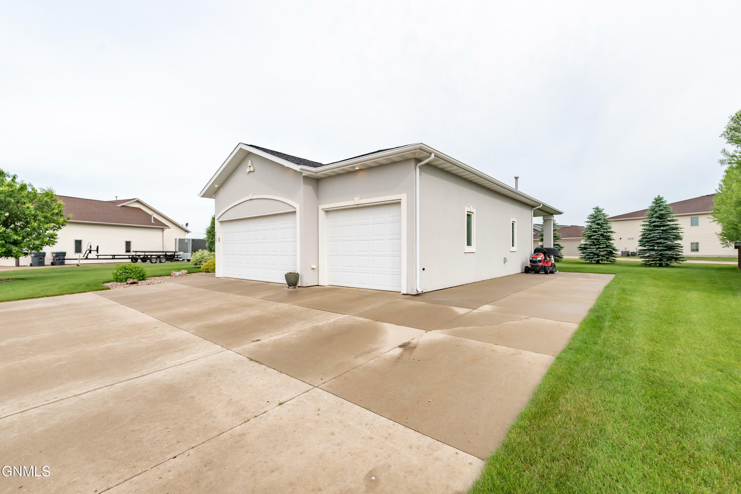 Property Photo: 4023 Bayport Place SE ND 58554