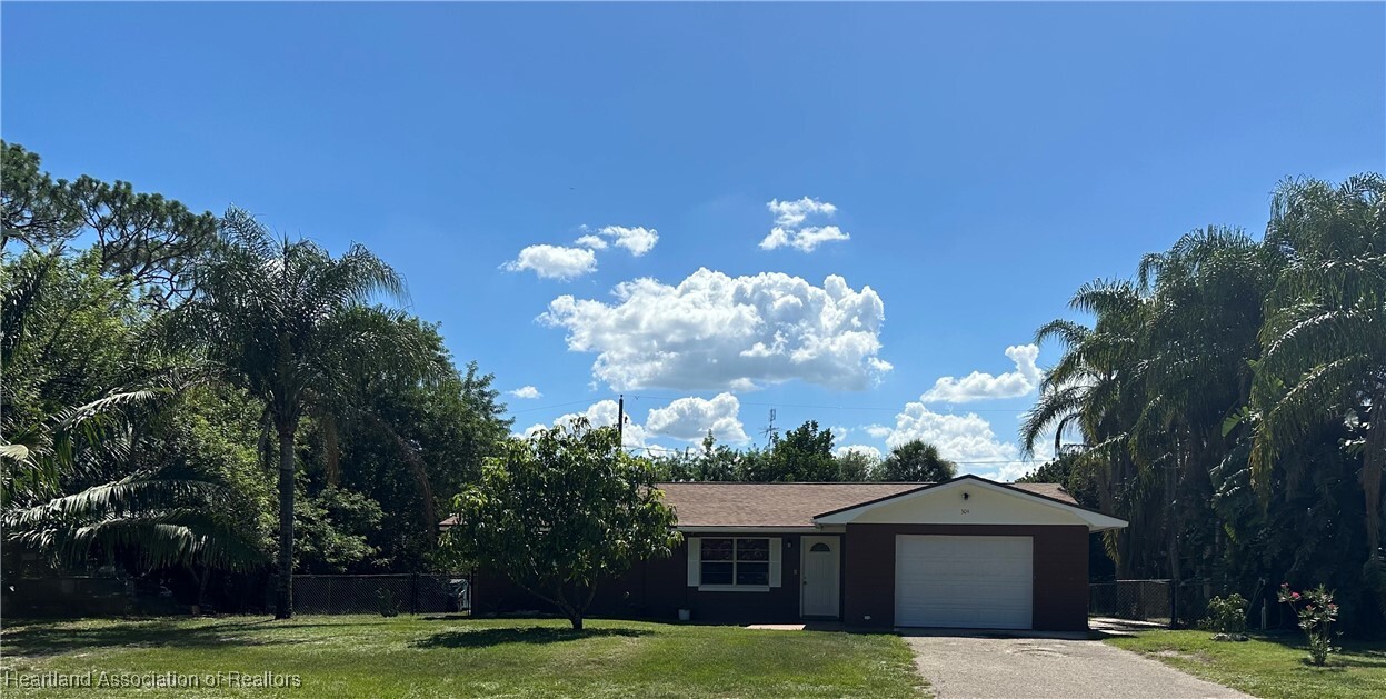 Property Photo: 304 Serenade Drive FL 33852