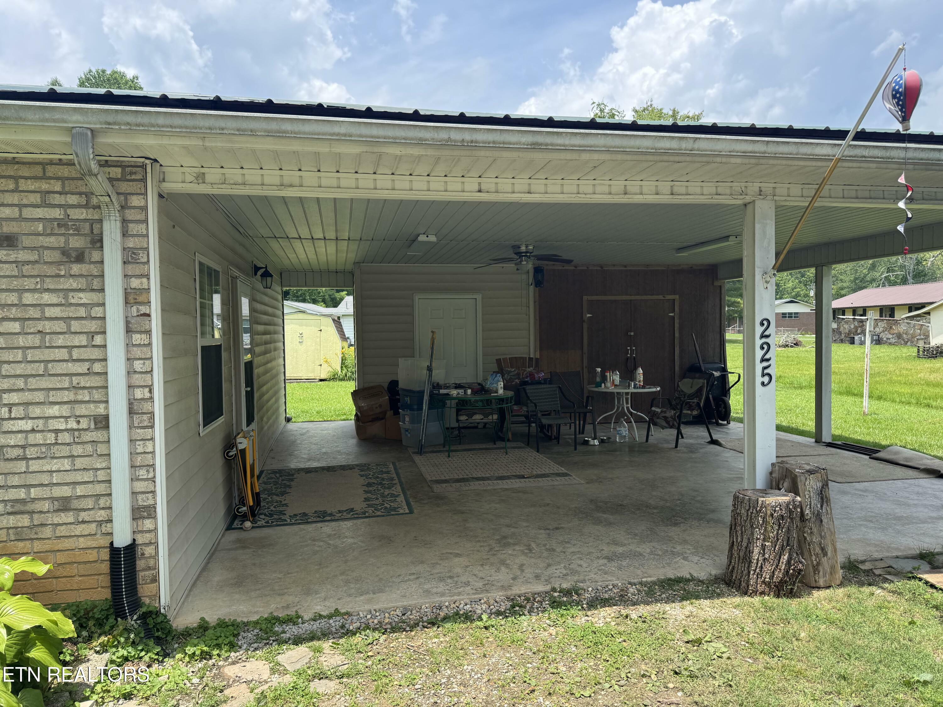 Property Photo: 225 Spring St TN 37381