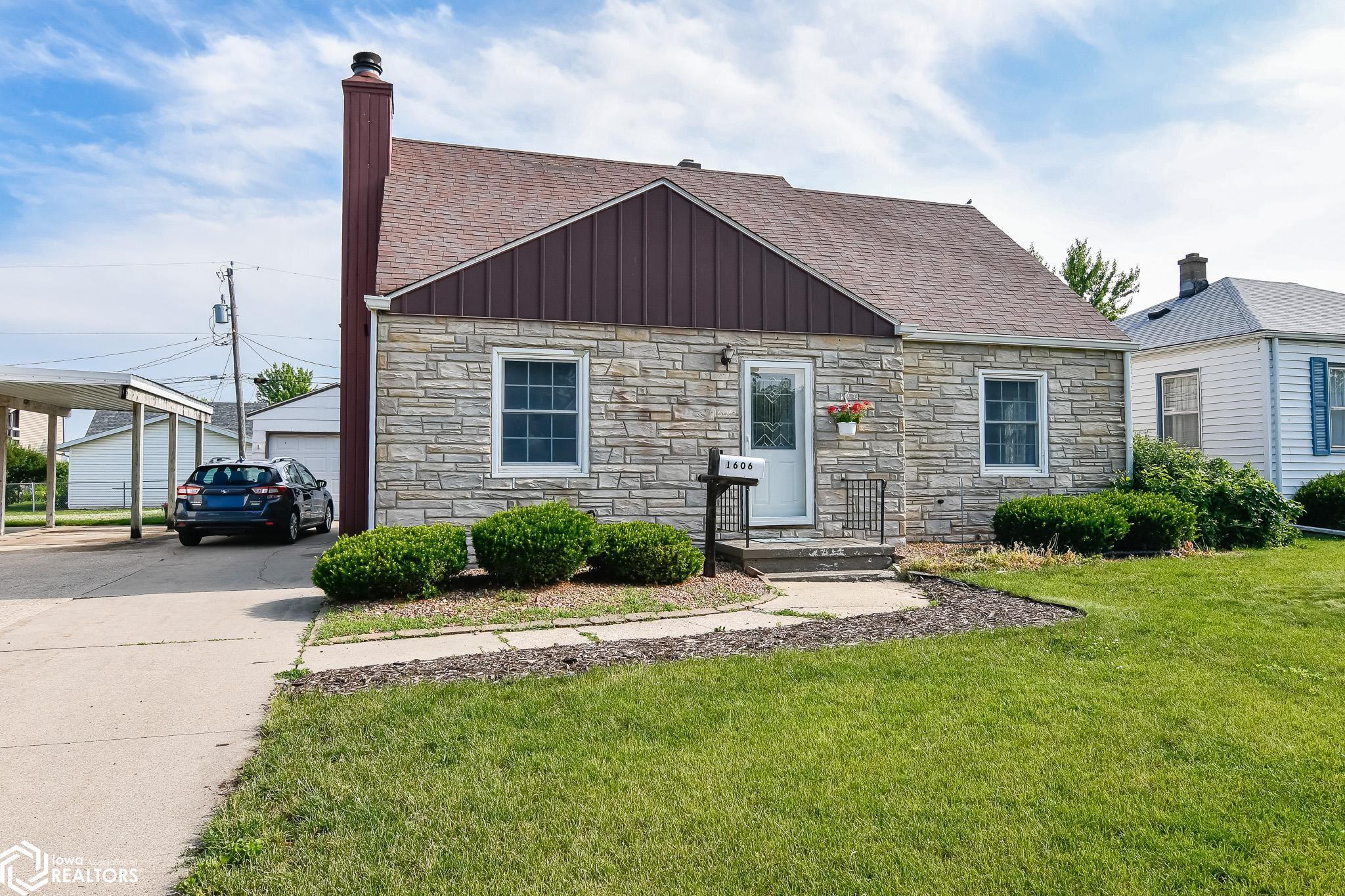 Property Photo: 1606 E Nevada Street IA 50158
