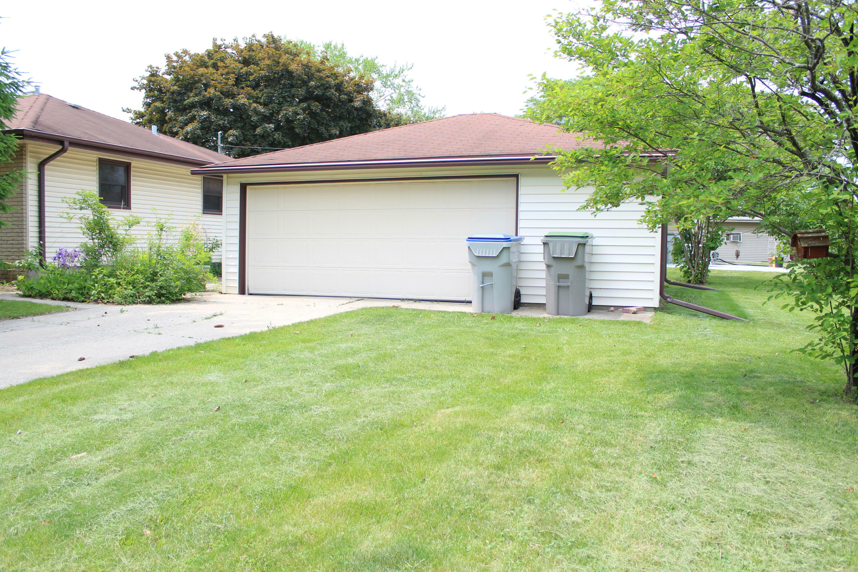 Property Photo: 3726 W Birchwood Ave WI 53221