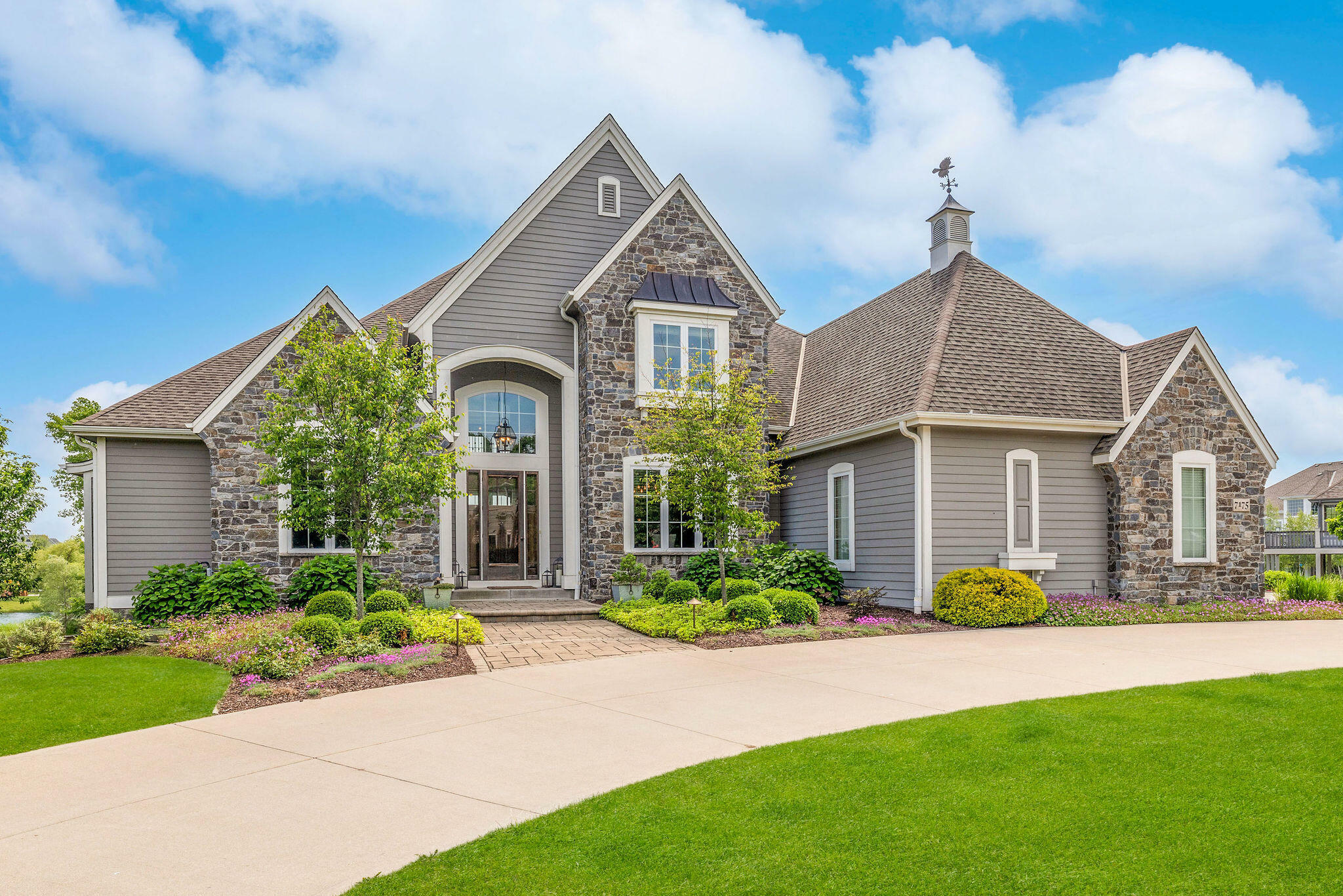 7175 W Oakview Ct  Mequon WI 53092 photo