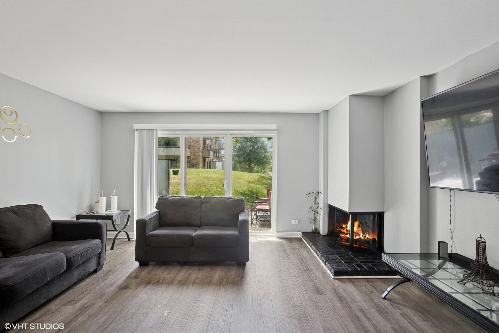 Property Photo: 1537 Sycamore Place IL 60173