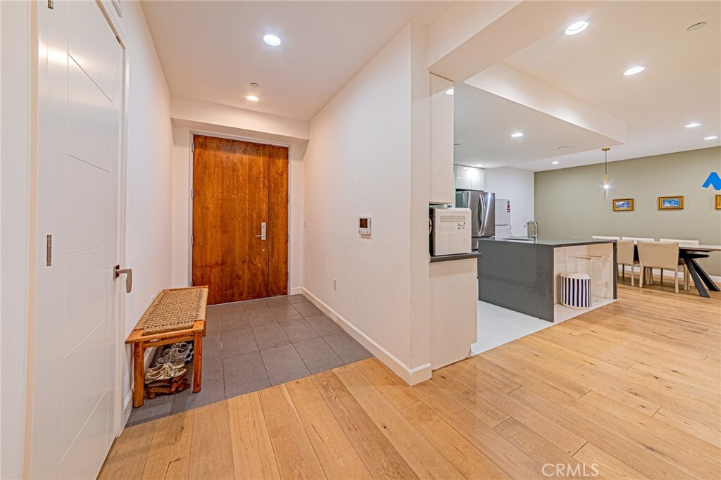 Property Photo: 4813 Oakwood Avenue 201 CA 90004